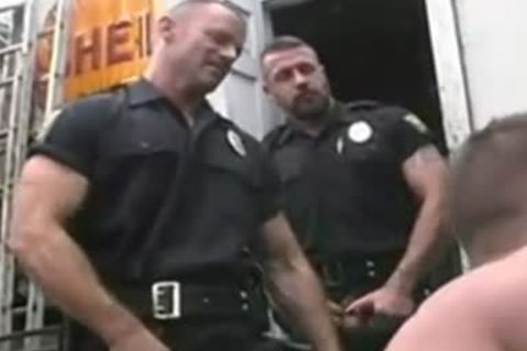 Two Policeguys slaml Randy Thugs