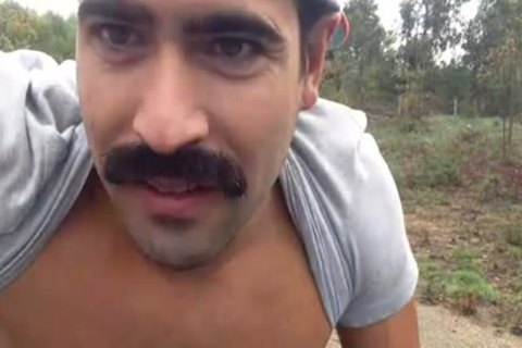 Ruspante E Muscoloso Macho Portoghese make a decision Di Dare  Il Suo Spettacolo Nel Bel Mezzo Di Una Stradina Di Campagna