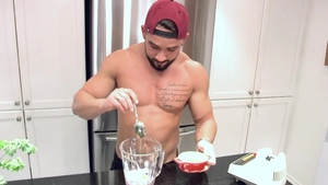 Maskurbate - Bodybuilder gets a buzz out of nailing
