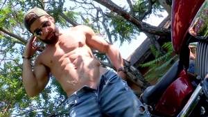 Maskurbate: Very hawt biker enjoys nailing