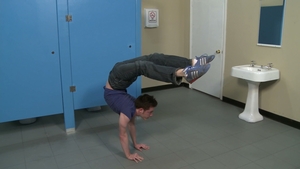 Men: Bear's Massive Dick Stretches a Hole